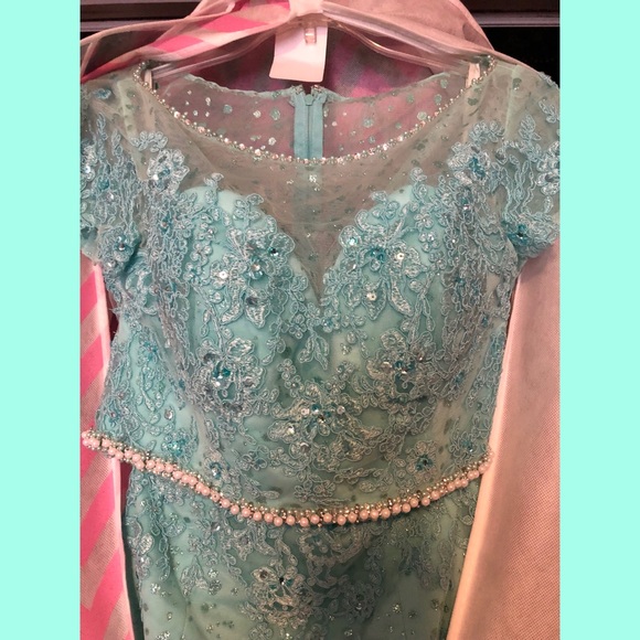 Mori Lee Size 8, 2 piece dress with a train - Picture 2 of 6